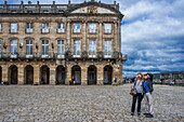 Pazo de Raxoi alias Palacio de Rajoy neoklassischer Palast auf der Praza do Obradoiro, Santiago de Compostela, Galicien, Spanien, Europa