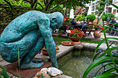 Skulptur, Garten und Springbrunnen des Hotels Costa Vella in Santiago de Compostela A Coruña, Spanien.