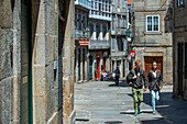 Rua das Casas reais Straße in der Altstadt, Santiago de Compostela, UNESCO-Weltkulturerbe, Galicien, Spanien.