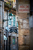Restaurant Bar Y un Jamón in der Straße Rua de Xelmirez in der Altstadt, Santiago de Compostela, UNESCO-Weltkulturerbe, Galicien, Spanien.