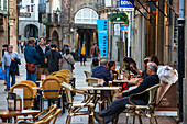 Bars und Restaurants in alten Säulen Mittelalterliche Architektur in der Altstadt von Rúa do Vilar in der Altstadt von Santiago de Compostela, UNESCO-Weltkulturerbe, Galicien, Spanien.