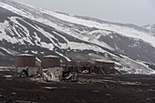 Die Überreste der norwegischen Walfangstation Hektor, Deception Island, Antarktis.
