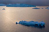 Eisberge im Ilulissat-Eisfjord, einem UNESCO-Weltnaturerbe, bei Sonnenuntergang. Ilulissat-Eisfjord, Ilulissat, Grönland.