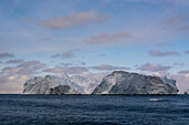 Ein Eisberg im Ilulissat-Eisfjord, einem UNESCO-Weltnaturerbe. Ilulissat-Eisfjord, Ilulissat, Grönland.