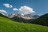 Blick auf die Geislergruppe vom Fünser Tal aus. Funes, Trentino Südtirol, Italien.
