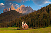 Ein Blick auf die Geislergruppe und die Kirche St. Johann. Funes, Trentino-Südtirol, Italien.