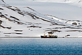 Ein Expeditionsschiff kreuzt in der Arktis in der Nähe des Monaco-Gletschers. Monaco-Gletscher, Insel Spitzbergen, Svalbard, Norwegen.