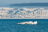 Eisbedeckte Berge in der Nähe des Magdalenefjordes. Insel Spitzbergen, Svalbard, Norwegen.