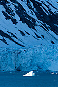 Eisbedeckte Berge und ein Gletscher begrenzen den Magdalenefjord. Magdalenefjord, Insel Spitzbergen, Svalbard, Norwegen.