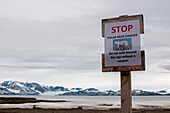 Ein Gefahrenschild, das vor Eisbären warnt, in der Forschungsstation von Ny-Alesund. Ny-Alesund, Kongsfjorden, Insel Spitzbergen, Svalbard, Norwegen.