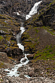 Der Wasserfall Stigfossen stürzt an den Felsen nahe der Straße Trollstigen vorbei. Trollstigen, Rauma, Norwegen.