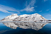 Die Berge spiegeln sich im ruhigen Wasser der Bucht von Knutstad. Knutstad, Lofoten-Inseln, Nordland, Norwegen.