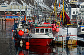 Im Hafen von Svolvaer angedockte Fischerboote. Svolvaer, Lofoten-Inseln, Nordland, Norwegen.
