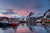 Die Stadt Svolvaer bei Sonnenuntergang. Svolvaer, Lofoten-Inseln, Nordland, Norwegen.
