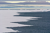 Eis entlang des südlichen Randes der Austfonna-Eiskappe. Nordaustlandet, Svalbard, Norwegen