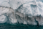 Detail eines Eisbergs an der Eiskappe von Austfonna. Nordaustlandet, Svalbard, Norwegen