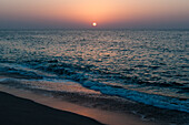 Sonnenuntergang in Ras Al Hadd, dem östlichsten Punkt Omans, an dem sich der Golf von Oman und das Arabische Meer treffen. Ras Al Hadd, Arabische Halbinsel, Oman.