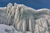 Detail von Eisstalaktiten entlang des Ufers des Tornetrask-Sees. Schweden.