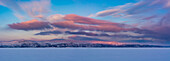 Landschaftsansicht des zugefrorenen Tornetrask-Sees im Abisko-Nationalpark, Schweden. Schweden.