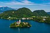 Ein Blick von oben auf den Bleder See und die Wallfahrtskirche Mariä Himmelfahrt. Bled, Slowenien