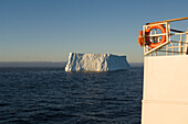 Antarktis, Antarktische Halbinsel, Eisberg in der Bransfield Strait.