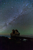 Das Observatorium des Roque de los Muchachos unter der Milchstraße. Insel La Palma, Kanarische Inseln, Spanien.