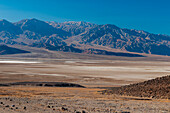 Salzpfannen in der Senke des Death Valley. Death-Valley-Nationalpark, Kalifornien, USA.