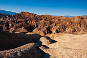 Erosive Felsformationen in der Amargosa Range am Zabriskie Point. Death-Valley-Nationalpark, Kalifornien, USA.