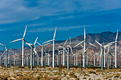 Ein Windpark am San-Gorgonio-Pass in der Nähe von Palm Springs. San-Gorgonio-Pass, San-Jacinto-Berge, Landkreis Riverside, Kalifornien, USA.
