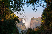 Ein Blick auf die Victoriafälle von der simbabwischen Seite. Victoriafälle, Victoriafälle, Simbabwe.
