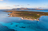 Luftaufnahme des Strandes von Stintino. Stintino, Provinz Sassari, Sardinien, Italien