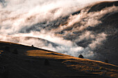 Gran Sasso National Park atemberaubende Landschaft in der Nähe von Campo Imperatore. Gran-Sasso-Nationalpark, Provinz L'Aquila, Abruzzen, Italien.