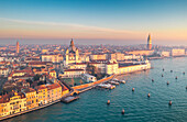 Luftaufnahme der Punta della Dogana und der Salute-Kirche. Venedig, Venetien, Italien