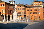 Piazza Roma, symbolträchtiger Platz in der Altstadt von Modena, mit .Ciro Menotti-Statue Modena, Emilia Romagna, Italien