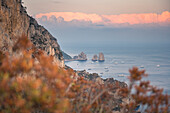 Faraglioni-Felsen bei Sonnenuntergang. Insel Capri, Kampanien, Italien