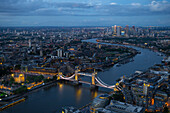Blick von oben auf die Stadt London mit der Tower Bridge und der Themse. London, Vereinigtes Königreich
