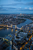 Hohe Ansicht der Stadt London mit Tower-Brücke und Themse. London, Vereinigtes Königreich