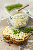 Kartoffelaufstrich mit Kräutern, Crème fraîche und Rucolasprossen (vegetarisch)