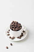 Kaffeebohnen in einer Espressotasse