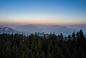 Blick auf das gezackte Welldach, Fagu, Indien