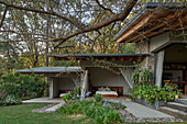 Overlapping bungalows as bedrooms and living room