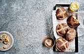 Kleine Hot Cross Bun Apple Pies