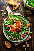 Saiblingsfilet mit Rhabarber-Frühlingskräuter-Salat und Knusperbaguette