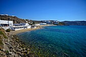 Strand hinter den Windmühlen in Mykonos-Stadt, Griechische Inseln, Griechenland