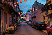 Chinesische Laternen auf einer Straße in Chinatown bei Nacht, Kuala Lumpur, Malaysia