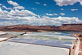 Verdunstungsteiche in einer Kali-Mine, in der Kali im Lösungsbergbau in der Nähe von Moab, Utah, gewonnen wird. Blauer Farbstoff wird hinzugefügt, um die Verdunstung zu beschleunigen.