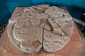 Eine geschnitzte Steintafel im Museum in den Ruinen der Maya-Stadt Tonina bei Ocosingo, Mexiko.