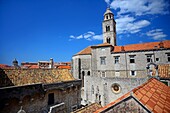 Blick auf die Altstadt von Dubrovnik von den Stadtmauern aus mit dem Turm des Dominikanerklosters, Kroatien