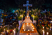 Der Friedhof von Oaxaca bei Nacht während des Tags der Toten