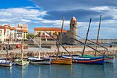 Typische Boote, die Kirche Notre-Dame-des-Anges und die Strandlandschaft des malerischen Dorfes Collioure in der Nähe von Perpignan in Südfrankreich Languedoc-Roussillon Cote Vermeille Midi Pyrenees Occitanie Europa
